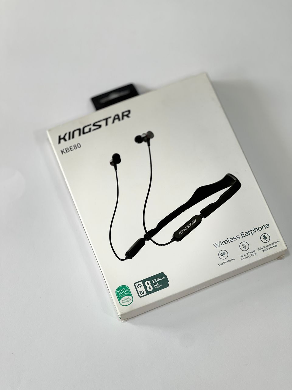 هندزفری گردنی برند : king star مایرفون بلوتوثی کینگ استار مدل KBE80 ایرفون بلوتوثی کینگ استار مدل «KBE80» در دسته ایرفون های دورگردنی قرار میگیرد. از ویژگیهای کاربردی این مدل میتوان به نگهدارنده گردنی انعطلاف پذیر آن اشاره کرد که می تواند تاثیر بسزایی در نگهداری و افزایش عمر محصول داشته باشد. این ایرفون مجهز به پنل مدیریت صدا و پاسخگویی به تماس است و کیفیت و حجم صدای خروجی قابل قبولی دارد. انرژی مورد نیاز آن از طریق باتری داخلی تامین میشود. ایرفون بلوتوثی کینگ استار مدل «KBE80» با طراحي بسيار زيبا و کيفيت ساخت بالا از وزن نسبتا کمي برخوردار است . اين امر باعث مي شود، کاربر با استفاده ي طولاني مدت خسته نشود. جنس قسمت دورگردني اين ایرفون، انعطاف پذير است و از شکسته شدن در طول فعاليت هاي روزانه جلوگيري مي کند. پاسخ به تماسهای تلفنی و پخش آهنگ فقط با فشردن یک دکمه برای شما امکان پذیر است و دکمه هاي کنترل بلندي صدا نيز تعبيه شده است که قابليت به جلو و يا عقب دادن موزيک ها را دارا ميباشد. از دیگر ویژگیهای این ایرفون میتوان بیان کرد که از طریق بلوتوث به گوشی همراه شما متصل میشود بنابراین شما را از قید و بند کابلهای صوتی رها میسازدد
