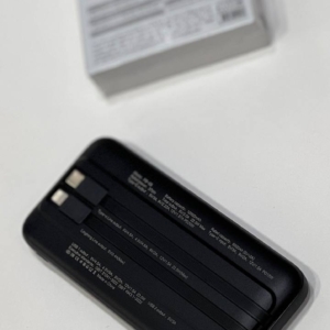 پاور بانک برند: ofyi 10000 سه پورت و دارای دو کابل تایپسی و لایتینگ