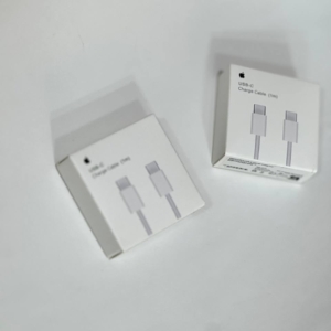 کابل شارژ آیفون ۱۶ پرو مکس از نوع USB-C به USB-C است و یک متر طول دارد.