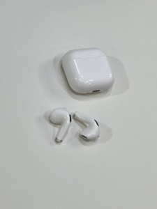 airpods 4 برند : apple 
دارای کیفیت بسیار بالا مکالمه و موزیک 
دارای صدای سه بعدی