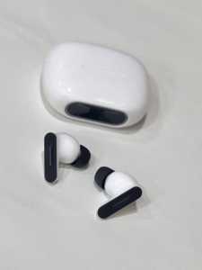 ایرپاد الیسو در رنگ سفید مشکی