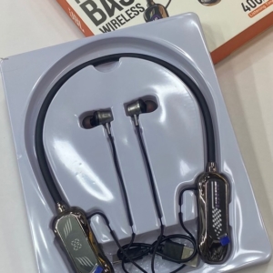 اطلاعات هندزفری گردنیی JBL Tc_25 هندزفری گردنی JBL مدل TC-25 یکی از مدل‌های اقتصادی و پرطرفدار در بازار لوازم جانبی ایران است. ترب باید به این نکته اشاره کنم که مدل TC-25 جزو خط تولید رسمی و جهانی کمپانی اصلی JBL (مانند سری‌های Tune یا Live) محسوب نمی‌شود؛ بلکه این محصول در دسته‌ی کالاهای High Copy (طرح باکیفیت) یا اقتصادی قرار می‌گیرد که با این نام تجاری روانه بازار شده است. با این حال، به دلیل قیمت مناسب و امکانات کاربردی، بازخورد خوبی در میان کاربران داشته است. ترب در ادامه، مشخصات فنی و ویژگی‌های اصلی این هندزفری گردنی آورده شده است: 📑 مشخصات فنی کلی ترب ویژگیتوضیحاتنوع اتصالبی‌سیم (بلوتوث)نسخه بلوتوثبلوتوث نسخه 5.0 (در برخی پارت‌نامبرها 4.1)قطر درایور صدا۸.۵ میلی‌مترامپدانس۱۶ اهمقابلیت ارتقا حافظهدارای درگاه کارت حافظه (رم‌خور)مدت زمان پایداری (Standby)حدود ۴۰۰ ساعت ✨ ویژگی‌ها و قابلیت‌های برجسته pasha97 پشتیبانی از کارت حافظه (TF Card): یکی از بزرگ‌ترین مزیت‌های این مدل، رم‌خور بودن آن است. شما می‌توانید بدون نیاز به اتصال به گوشی، موزیک‌های خود را روی کارت حافظه ریخته و مستقیماً از طریق هندزفری گوش کنید. ترب طراحی ارگونومیک و گردنی: تل گردنی این مدل از پلاستیک انعطاف‌پذیر و سبک ساخته شده که برای استفاده‌های طولانی‌مدت، پیاده‌روی، رانندگی و ورزش‌های سبک گزینه‌ی راحتی است. ترب بیس و خروجی صدا: به لطف درایورهای استفاده شده، صدای خروجی دارای بیس (Bass) نسبتاً قوی و مناسبی برای سبک‌های مختلف موسیقی است. pasha97 کلیدهای مدیریت صدا و تماس: روی بدنه گردنی، دکمه‌های فیزیکی برای کم و زیاد کردن صدا، تعویض موزیک و پاسخ/رد تماس تعبیه شده است تا نیازی به بیرون آوردن گوشی نداشته باشید. باتری و شارژدهی: در حالت پخش مداوم موسیقی، باتری آن بسته به میزان ولوم صدا بین ۵ تا ۸ ساعت دوام می‌آورد. همچنین در حالت آماده‌به‌کار (Standby) ماندگاری بالایی دارد. pasha97+ ‏1 نکته برای خرید: از آنجایی که این کالا توسط شرکت‌های مختلفی وارد می‌شود، حتماً هنگام خرید به گارانتی سلامت فیزیکی و اصالت فروشگاهی که از آن خرید می‌کنید توجه کنید تا از کیفیت باتری و سیم‌های آن مطمئن شوید. اگر قصد دارید این هندزفری را برای کاربری خاصی مثل ورزش شدید یا مکالمات کاری در محیط‌های شلوغ تهیه کنید، بگویید تا راهنمایی‌تان کنم که آیا این مدل پاسخگوی نیاز شماست یا خیر. ساده تر خلاصه و ساده بگویم: هندزفری گردنی JBL TC-25 یک مدل اقتصادی و خوش‌قیمت در بازار است (که البته توسط شرکت اصلی JBL ساخته نشده، بلکه طرح یا های‌کپی است). اصلی‌ترین ویژگی‌های آن به زبان ساده این‌ها هستند: رم‌خور است: می‌توانید داخل آن کارت حافظه (رم میکرو) بگذارید و بدون نیاز به گوشی، مستقیم آهنگ گوش کنید. باتری مناسب: با هر بار شارژ، حدود ۵ تا ۸ ساعت برای شما موزیک پخش می‌کند. طراحی راحت: دور گردن قرار می‌گیرد، سبک است و برای پیاده‌روی، رانندگی و ورزش‌های سبک لیز نمی‌خورد. دکمه‌های دسترسی: روی خود بدنه دکمه‌هایی برای کم و زیاد کردن صدا و جواب دادن به تماس‌ها دارد. به درد چه کسانی می‌خورد؟ اگر یک هندزفری بی‌سیم ارزان‌قیمت برای کارهای روزمره، گوش دادن به موسیقی موقع پیاده‌روی یا پادکست می‌خواهید، گزینه‌ی بسیار مناسب و پرطرفداری است.